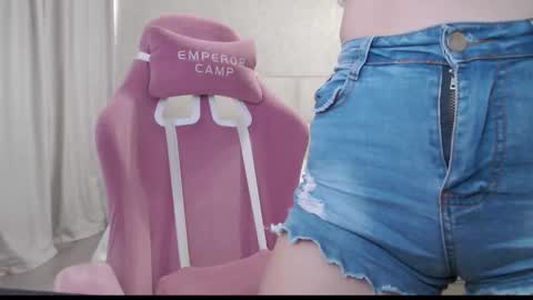 Ashlee Bond online show from December 17, 8:40 am