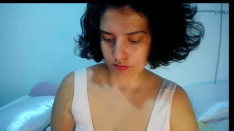 Snapshot of _atenea_golden chatting on February 4, 1:06 pm atenea online show from February 4, 1:06 pm