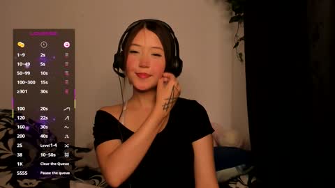 _avril_moore_ online show from November 11, 7:33 pm