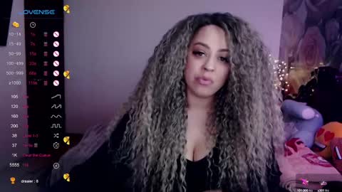 Snapshot of _just_a_queen_3 chatting on February 14, 9:45 am _just_a_queen_3 online show from February 14, 9:45 am