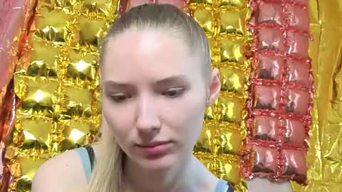 _kikiclark_ online show from June 15, 8:36 am