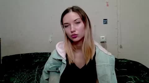 _kikiclark_ online show from October 12, 9:17 pm