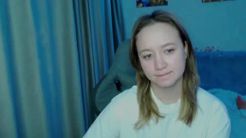 _lalune_ online show from February 7, 1:04 am