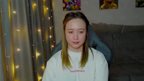 _lalune_ online show from January 29, 4:15 am