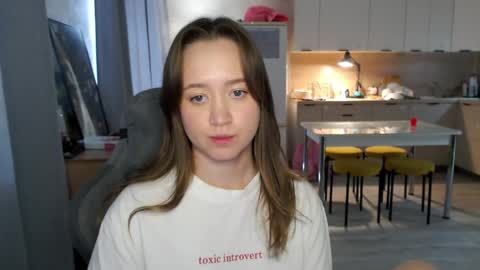 _lalune_ online show from April 10, 9:04 am