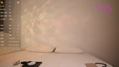 _lillilly_ online show from June 5, 6:06 am