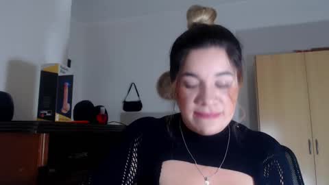 _lunagold_ online show from February 4, 2:42 pm