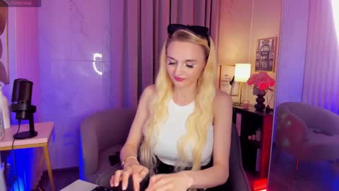 Mila online show from May 25, 8:30 pm