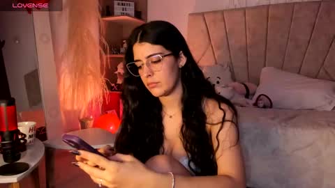 Snapshot of _niah_ chatting on February 18, 9:31 pm Niah You can call me Ni or cutie haha online show from February 18, 9:31 pm