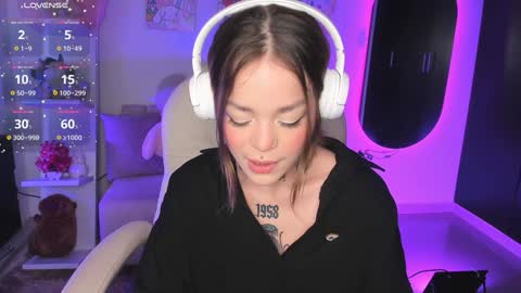 Snapshot of _sabrinamoon chatting on December 11, 2:22 pm online show from December 11, 2:22 pm