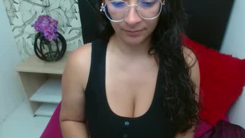 _saraximena_ online show from February 12, 6:48 am