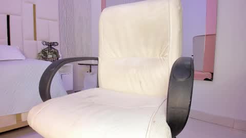 Snapshot of _tinyrousse_ chatting on October 3, 7:52 pm Rousse online show from October 3, 7:52 pm
