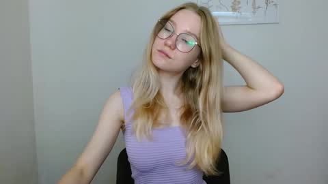 Snapshot of abbymoore__ chatting on September 18, 9:41 am Abby Lovense is active online show from September 18, 9:41 am
