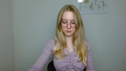 Snapshot of abbymoore__ chatting on September 27, 10:44 am Abby Lovense is active online show from September 27, 10:44 am