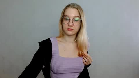 Snapshot of abbymoore__ chatting on February 22, 9:45 am Abby Lovense is active online show from February 22, 9:45 am