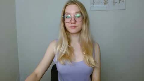 Snapshot of abbymoore__ chatting on September 21, 10:36 am Abby Lovense is active online show from September 21, 10:36 am