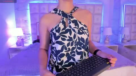 Snapshot of abbysweet1_ chatting on December 6, 11:33 am Abigail online show from December 6, 11:33 am