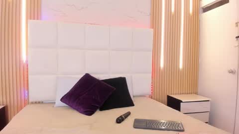 abril_snow online show from February 7, 9:07 pm