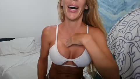 Snapshot of activealixxx chatting on October 15, 10:01 pm Alixxx online show from October 15, 10:01 pm