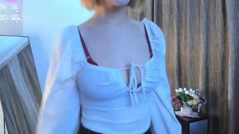 Snapshot of adelin_frosty chatting on October 13, 3:25 pm Adelin online show from October 13, 3:25 pm