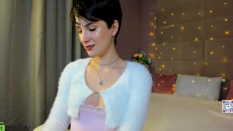 Snapshot of adeline_perle chatting on October 18, 2:14 am Adeline Perle online show from October 18, 2:14 am