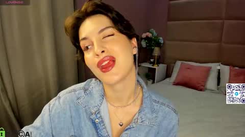 Snapshot of adeline_perle chatting on October 5, 1:43 am Adeline Perle online show from October 5, 1:43 am