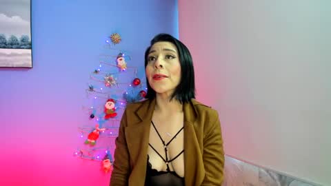 Snapshot of adellelennox_cg chatting on December 22, 11:22 am Adelle online show from December 22, 11:22 am