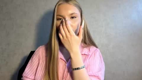 Caroline online show from August 3, 3:18 pm