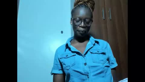 Snapshot of afro_pop chatting on February 15, 3:31 am Leah online show from February 15, 3:31 am