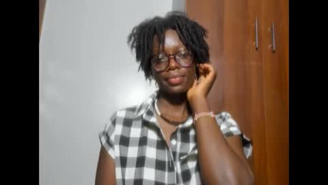 Snapshot of afro_pop chatting on December 31, 9:17 pm Leah online show from December 31, 9:17 pm