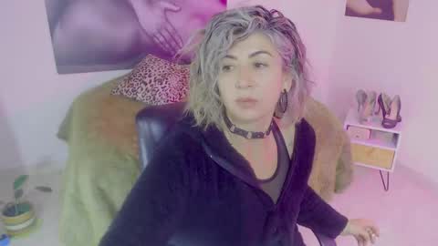 Snapshot of agnes_blackmore chatting on December 7, 10:45 am Lily online show from December 7, 10:45 am