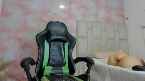 karoline  online show from June 5, 8:59 pm