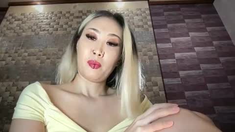 Akemi online show from April 5, 8:30 pm