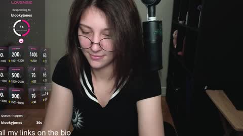 dont be afraid to click social media link its  working  just click on that  online show from December 11, 11:10 pm