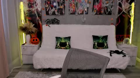 AlexaHarmon online show from October 13, 7:33 am