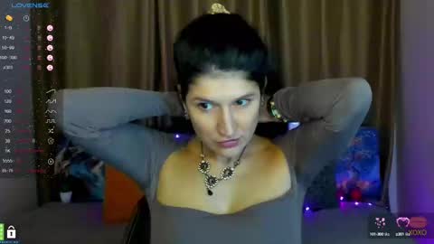 Snapshot of alianna_solo_kiss chatting on February 10, 12:29 pm Alianna online show from February 10, 12:29 pm