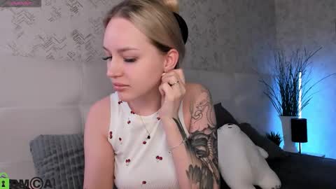 Snapshot of alice_elf chatting on October 19, 10:56 pm Alice online show from October 19, 10:56 pm