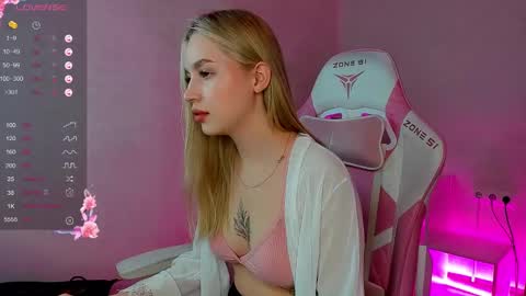 Snapshot of alice_elf chatting on January 23, 10:44 pm Alice online show from January 23, 10:44 pm