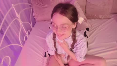 Snapshot of alice_kinky_girl chatting on February 16, 12:43 am Alice online show from February 16, 12:43 am