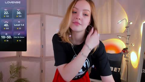 Alice  online show from December 5, 1:49 pm