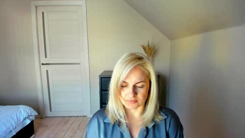 Snapshot of alicee__grace chatting on February 19, 10:01 am Alicee online show from February 19, 10:01 am