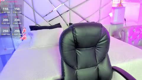 Alice Moon  online show from February 24, 11:19 am