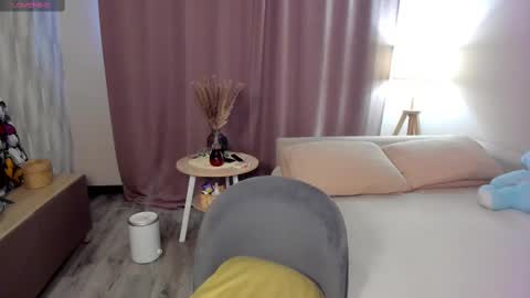 Snapshot of aliceevan chatting on February 13, 2:45 am Daniella online show from February 13, 2:45 am