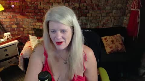 Snapshot of alicescuriosity chatting on December 27, 2:25 am Alices Curiosity online show from December 27, 2:25 am
