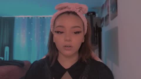 aliciawonderland__ online show from February 27, 4:10 pm
