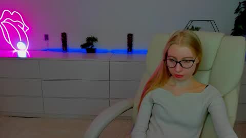 Snapshot of alina__blonde chatting on October 8, 6:07 am Alina online show from October 8, 6:07 am