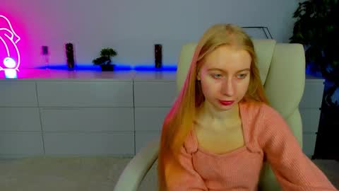 Snapshot of alina__blonde chatting on October 14, 5:32 am Alina online show from October 14, 5:32 am