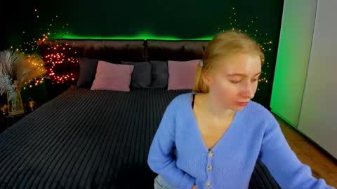 Snapshot of alina__blonde chatting on September 20, 5:39 am Alina online show from September 20, 5:39 am