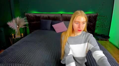Snapshot of alina__blonde chatting on October 9, 6:17 am Alina online show from October 9, 6:17 am