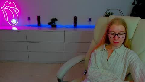 Snapshot of alina__blonde chatting on October 2, 12:10 pm Alina online show from October 2, 12:10 pm